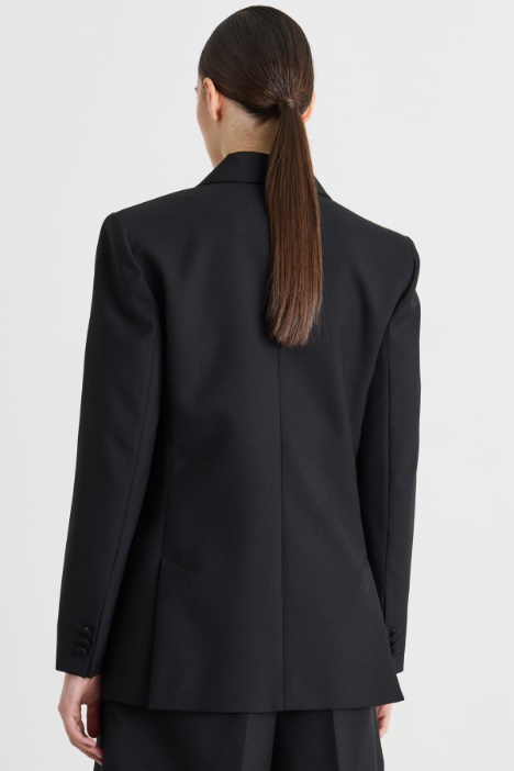 Blazer smoking in lana