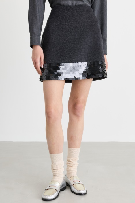 Minigonna con fondo in paillettes