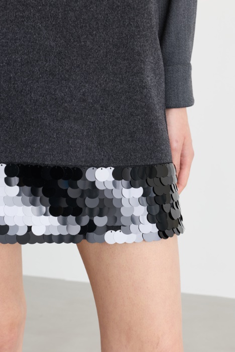 Minigonna con fondo in paillettes