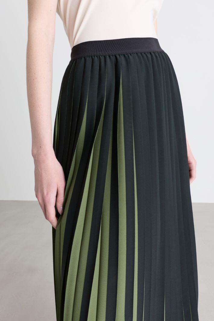 Printed plissé jersey skirt - BLACK GREEN - Intrend - 3