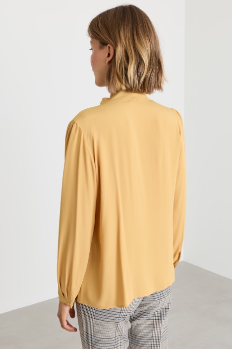 Camicia sfiancata con tasche al petto