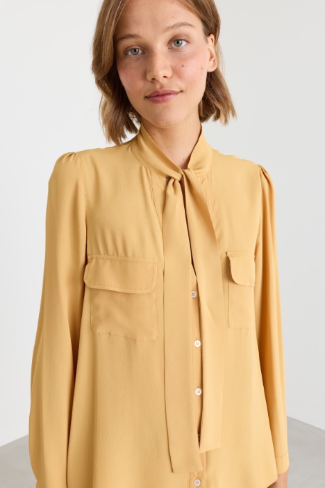Camicia sfiancata con tasche al petto
