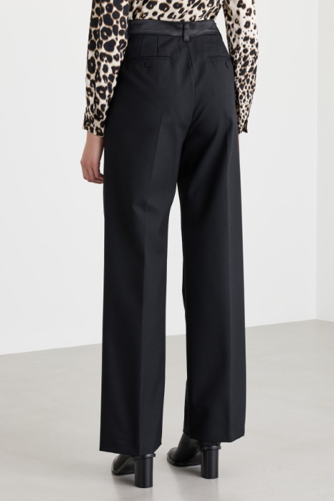 Pantalone in tela di lana con dettagli in raso