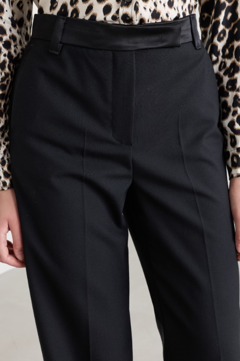 Pantalone in tela di lana con dettagli in raso