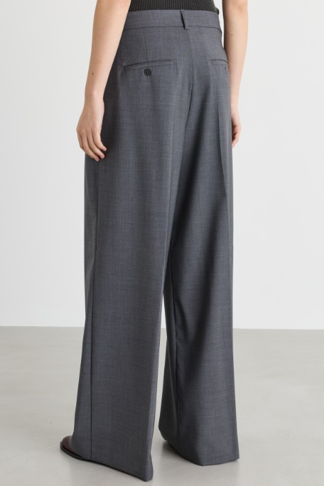 Pantalone ampio con pinces