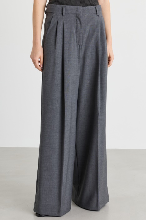 Pantalone ampio con pinces