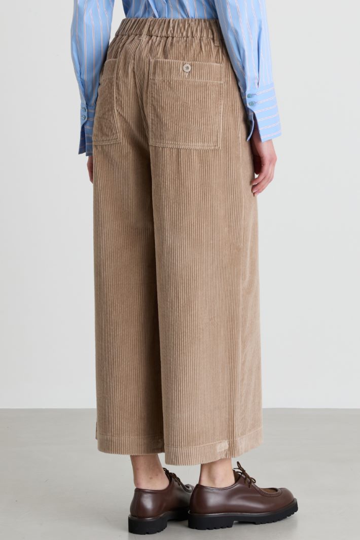 Cropped velvet trousers - CAMEL - Intrend - 4