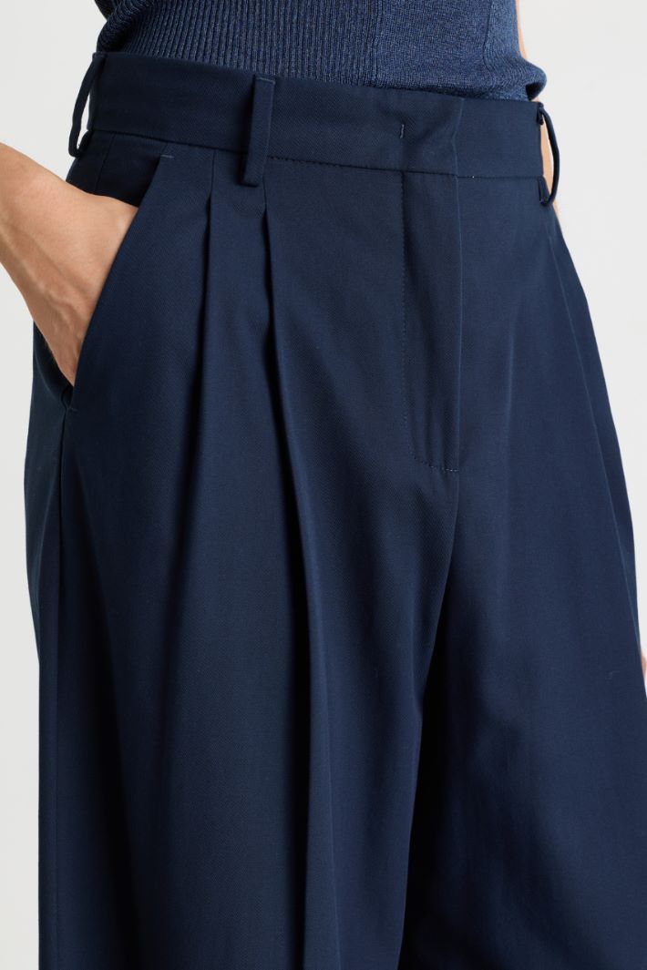 Double-pleated cropped trousers - BLUE - Intrend - 3