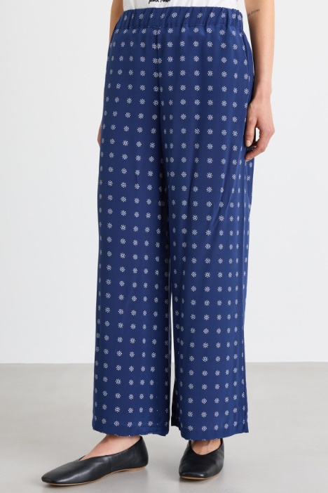 Pantalone crop in seta stampata
