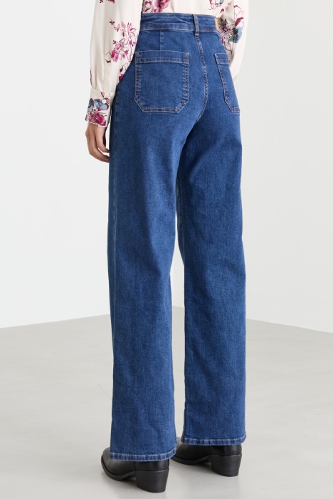 Jeans con tasche applicate
