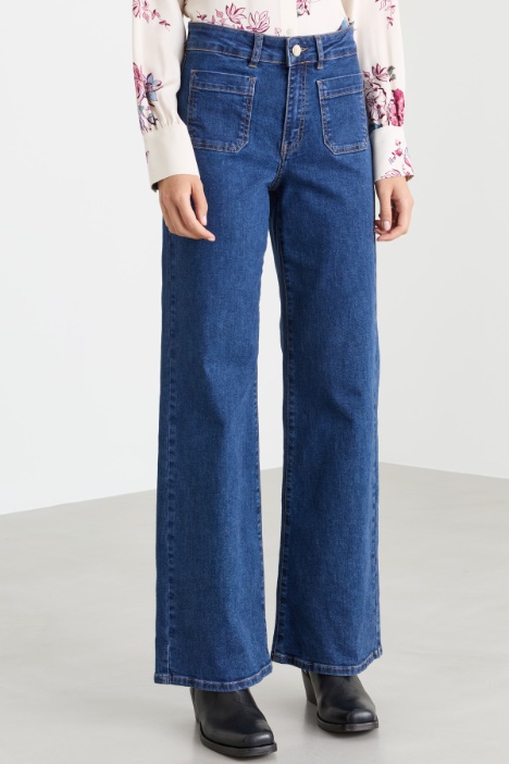 Jeans con tasche applicate
