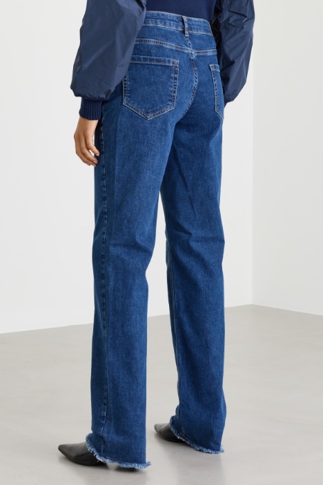 Jeans dritto con fondo sfrangiato