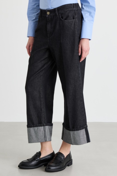 Jeans dritto con risvolto alto