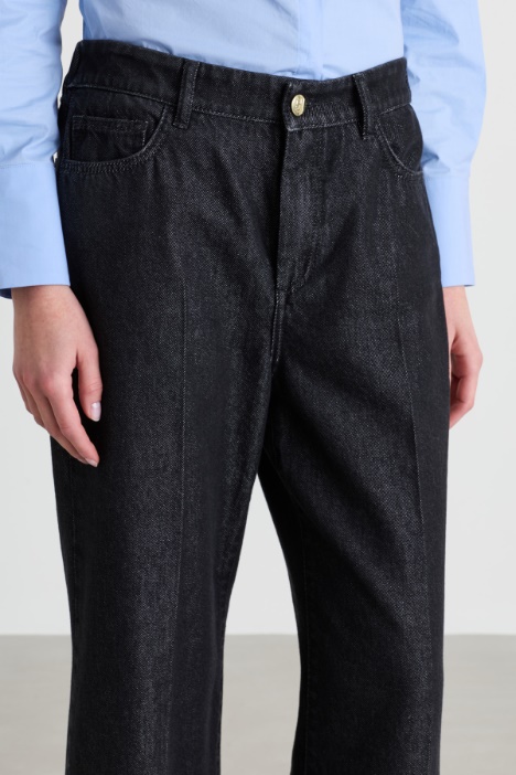 Jeans dritto con risvolto alto