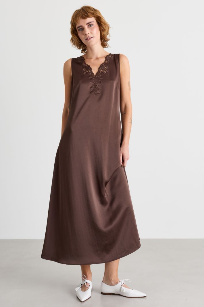 Long satin dress - BROWN - Intrend - 2