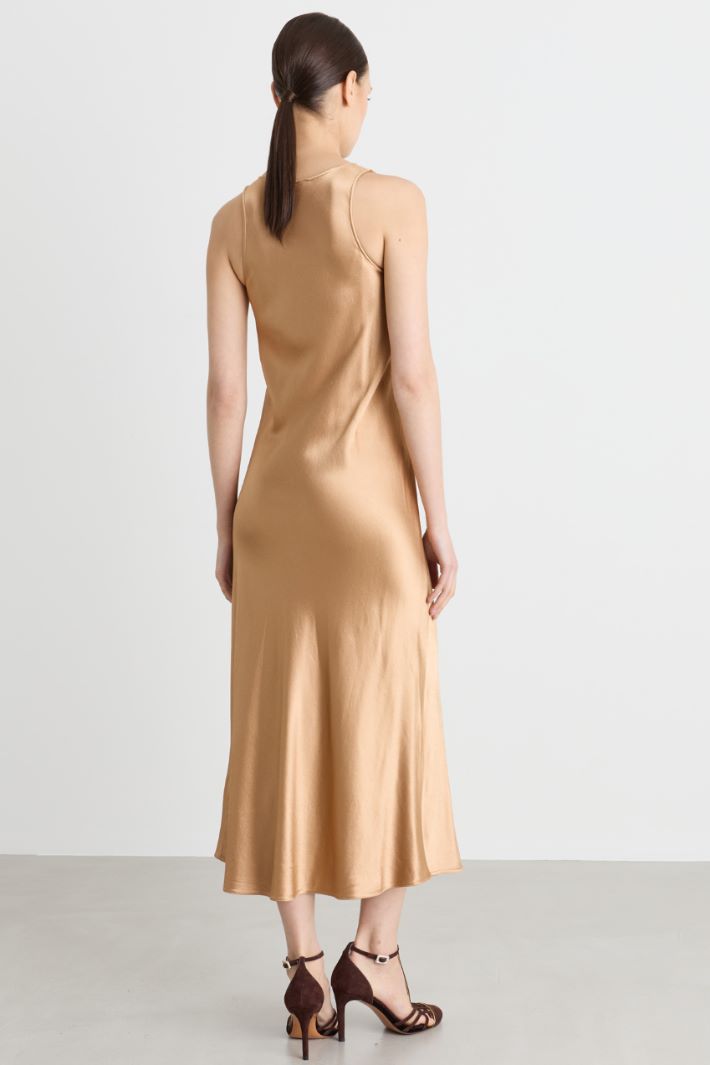 Sleeveless satin dress - CAMEL - Intrend - 4