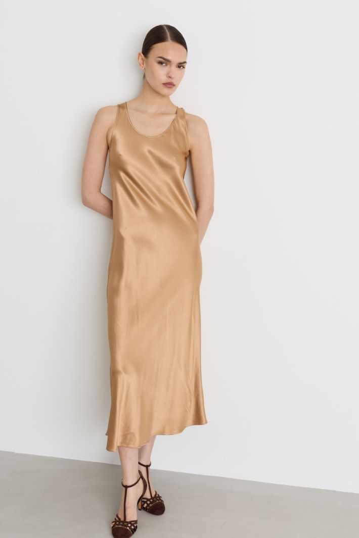 Sleeveless satin dress - CAMEL - Intrend - 2