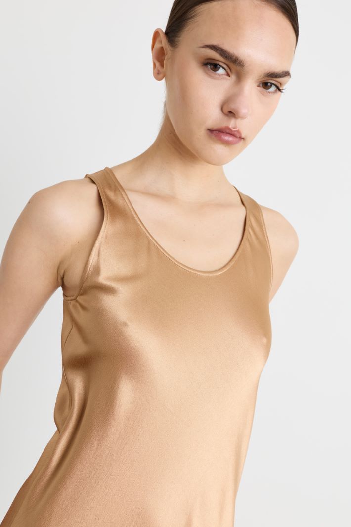 Sleeveless satin dress - CAMEL - Intrend - 3
