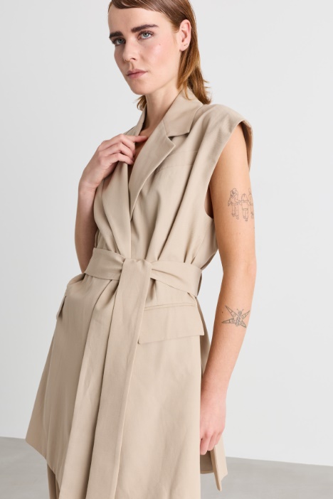 Blazer smanicato in cotone crepe con cintura