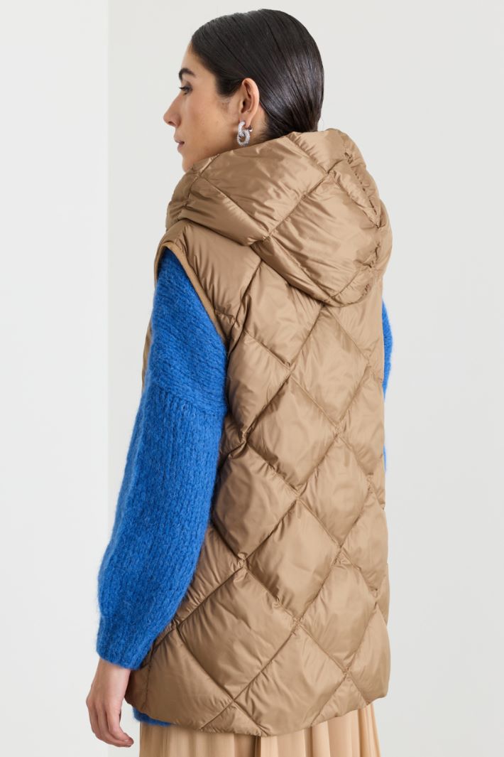 Hooded quilted gilet - CAMEL - Intrend - 4