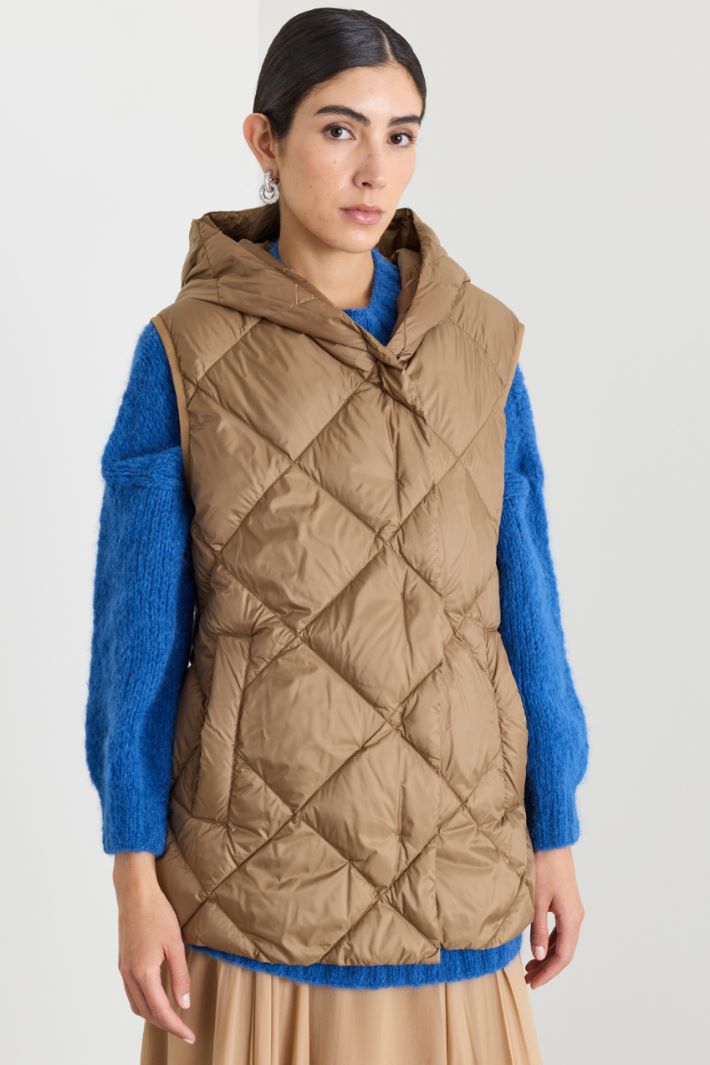Hooded quilted gilet - CAMEL - Intrend - 2