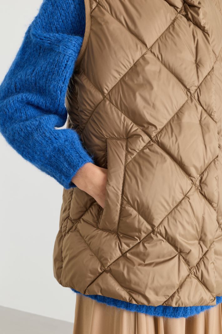 Hooded quilted gilet - CAMEL - Intrend - 3