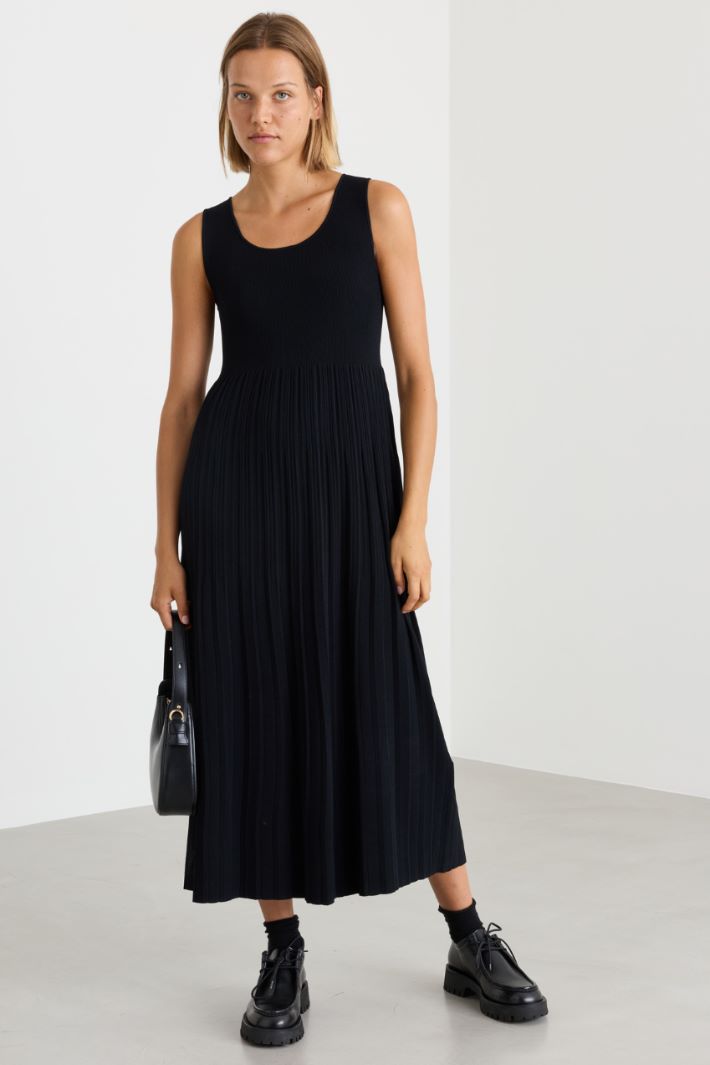 Plissé knit dress - BLACK - Intrend - 2