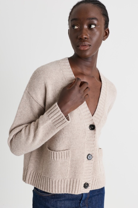 Cardigan a V in lana con tasche