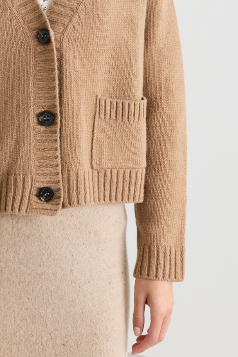 Cardigan a V in lana con tasche