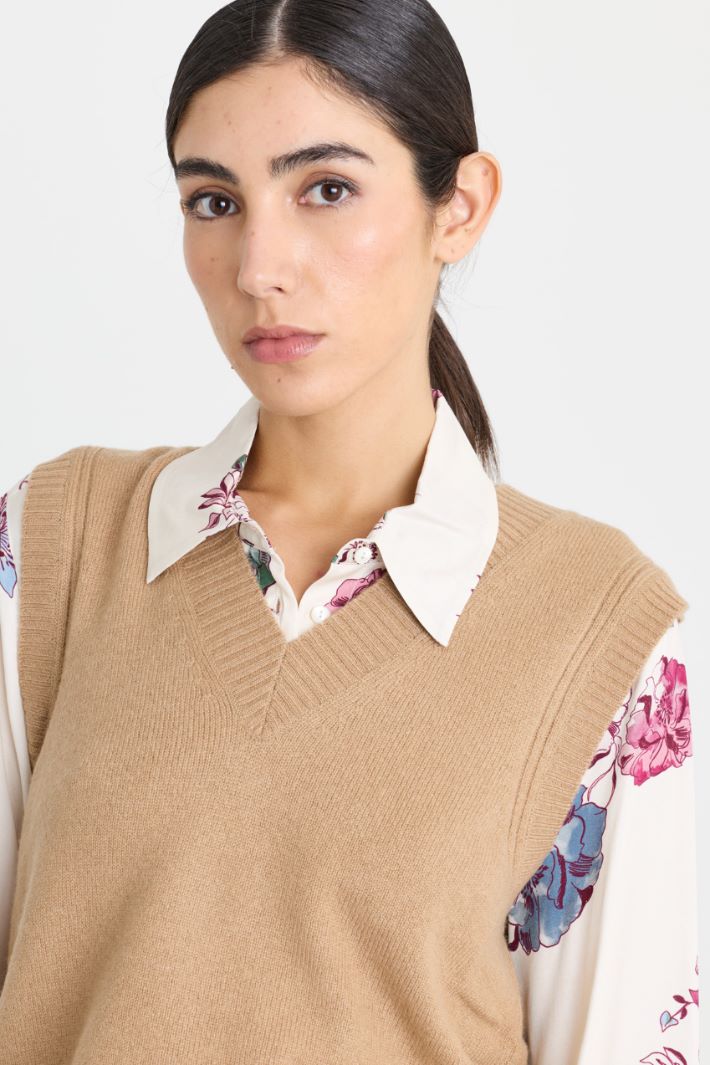 Rib-trimmed cashmere gilet - CAMEL - Intrend - 3