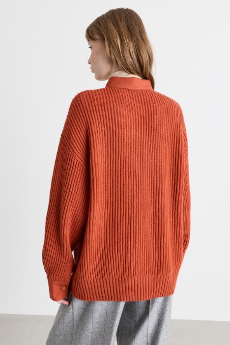 Pullover in lana con colletto a punta