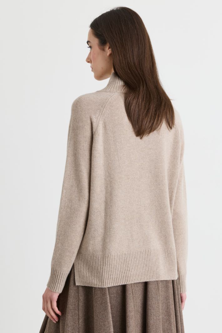 Pullover aus weichem Kaschmir mit Seitenschlitzen - BEIGE - Intrend - 4