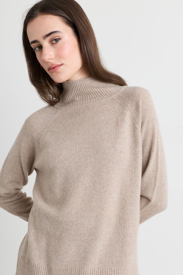Pullover aus weichem Kaschmir mit Seitenschlitzen - BEIGE - Intrend - 3