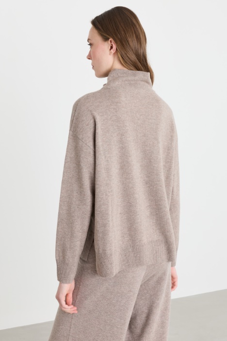 Maglia in lana e cashmere con spacchi