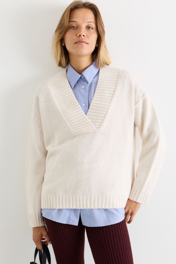 Oversized V-neck jumper - WHITE - Intrend - 2