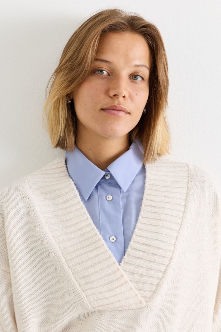 Oversized V-neck jumper - WHITE - Intrend - 3