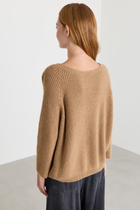 Maglia in mohair con ampio scollo
