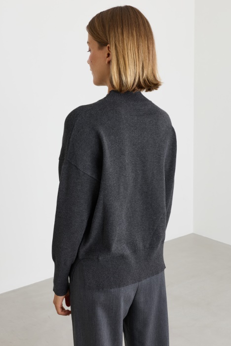 Maglia in viscosa stretch con collo a cratere
