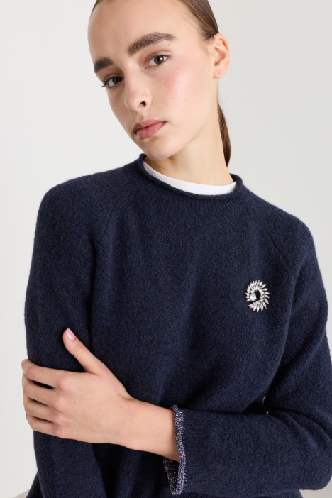 Maglia con spilla gioiello