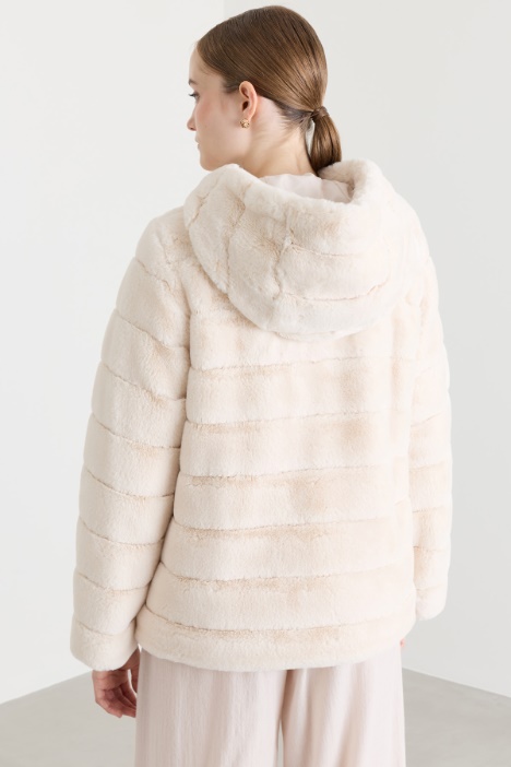 Chaqueta con capucha