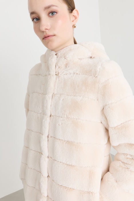 Chaqueta con capucha