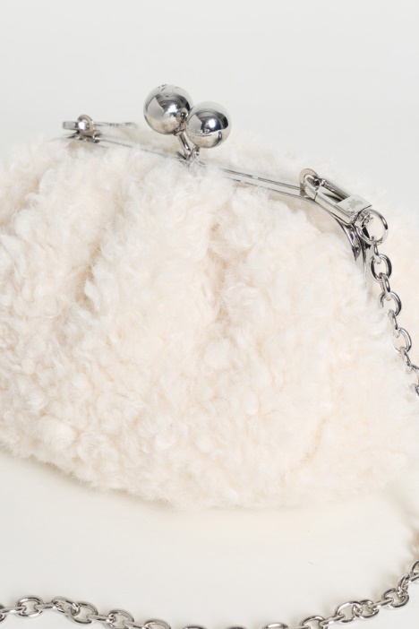 Clutch in tessuto morbido e caldo