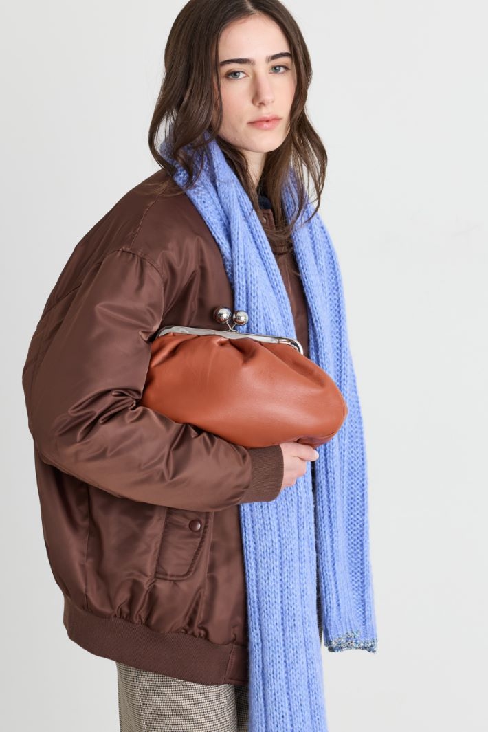 Double-strap leather clutch - BROWN - Intrend - 5