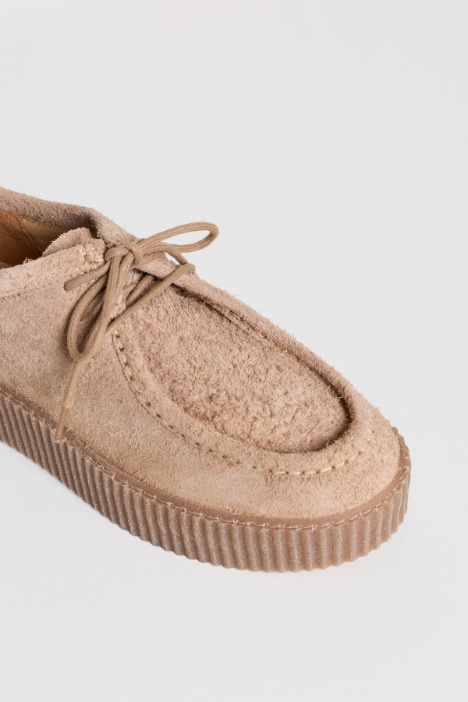 Scarpa stringata in pelle scamosciata