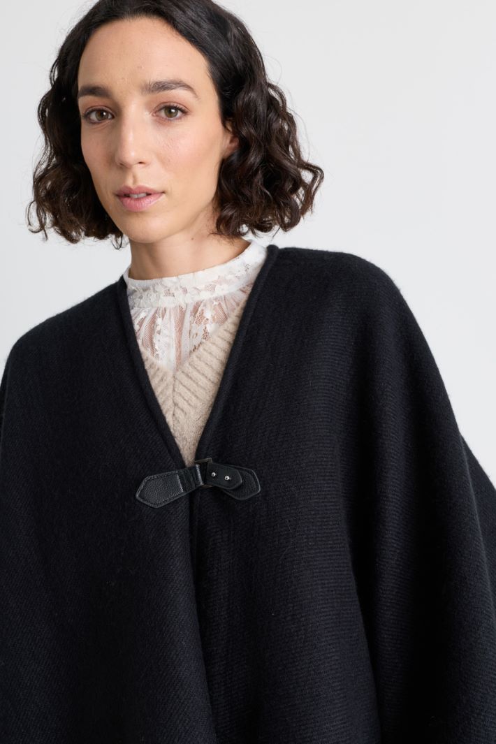 Buckled Poncho - BLACK - Intrend - 2