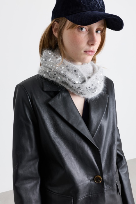 Cuello de punto con lentejuelas