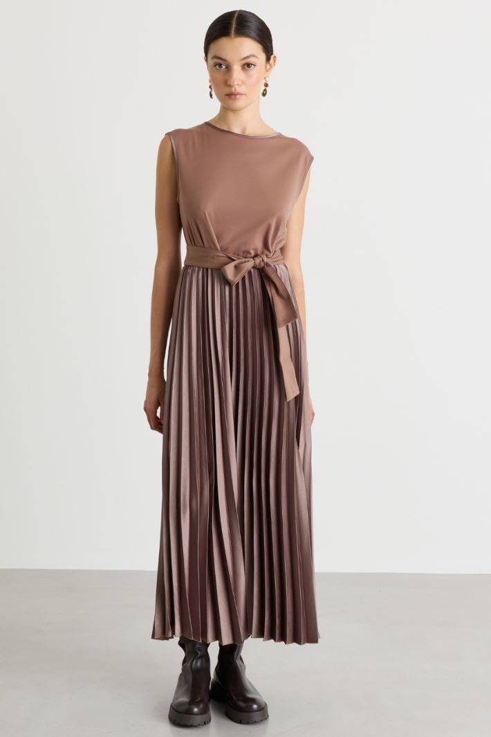 Jersey dress with a plissé-soleil skirt - BROWN - Intrend - 2