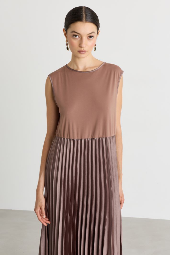 Jersey dress with a plissé-soleil skirt - BROWN - Intrend - 3