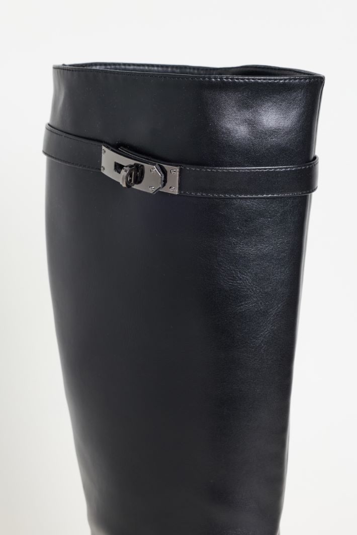 Bota con hebilla joya - NEGRO - Intrend - 4