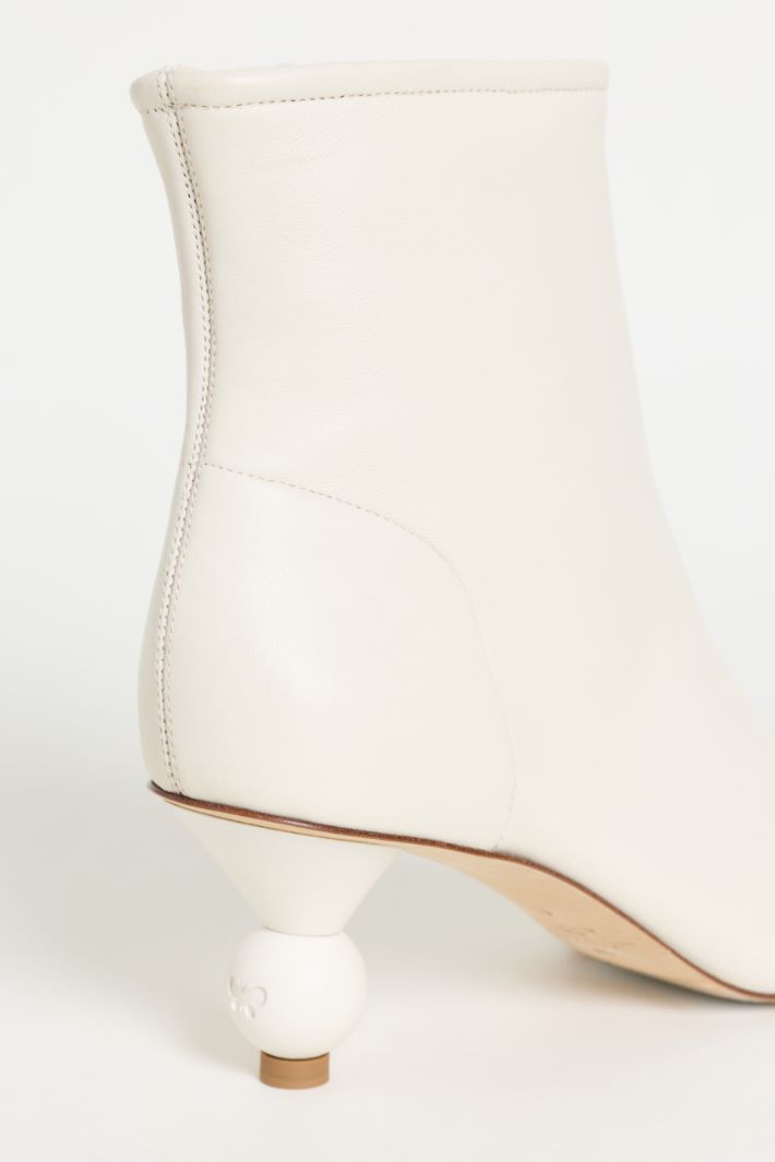 Boule Heel Ankle Boots - WHITE - Intrend - 4